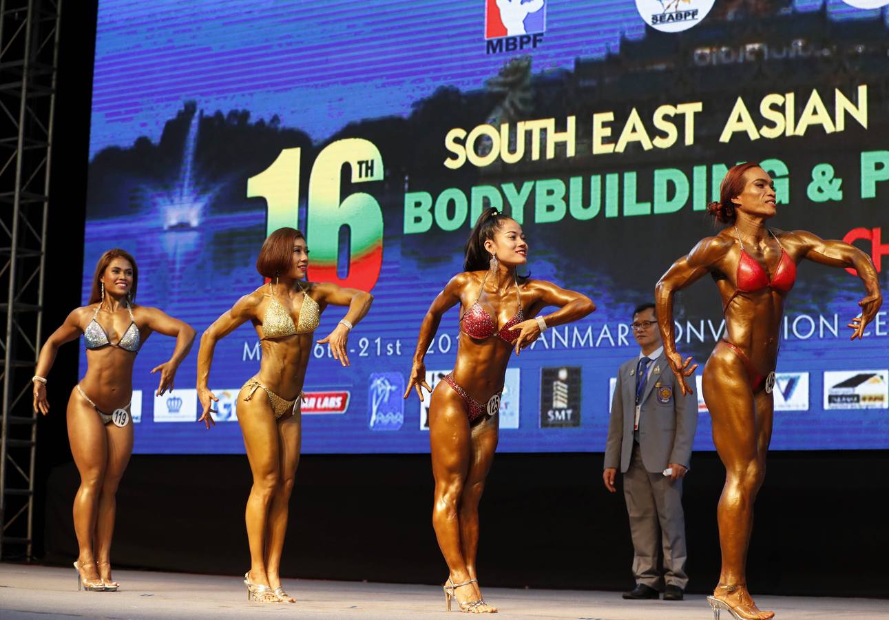 Los participantes exhiben sus bronceados y perfectamente tonificados músculos durante la 16 edición del campeonato de Culturismo y Deportes del Sudeste Asiático celebrado en Yangon (Birmania).