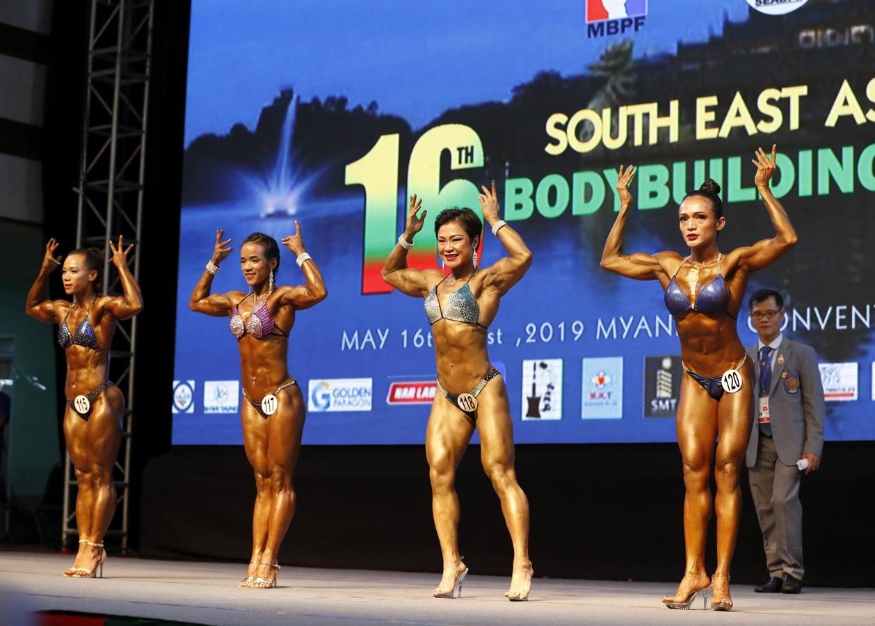 Los participantes exhiben sus bronceados y perfectamente tonificados músculos durante la 16 edición del campeonato de Culturismo y Deportes del Sudeste Asiático celebrado en Yangon (Birmania).