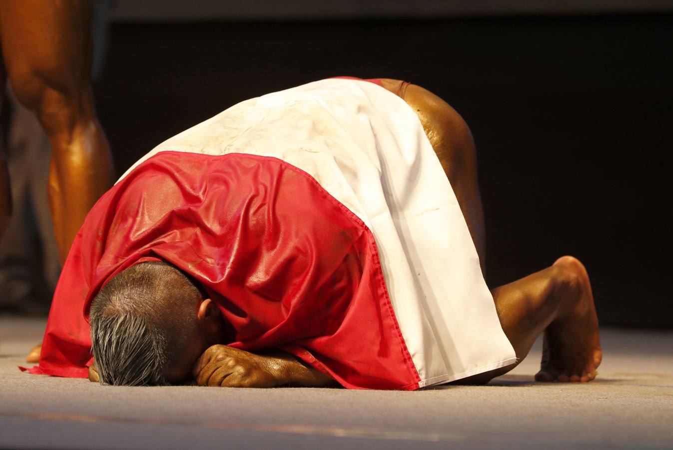 Los participantes exhiben sus bronceados y perfectamente tonificados músculos durante la 16 edición del campeonato de Culturismo y Deportes del Sudeste Asiático celebrado en Yangon (Birmania).