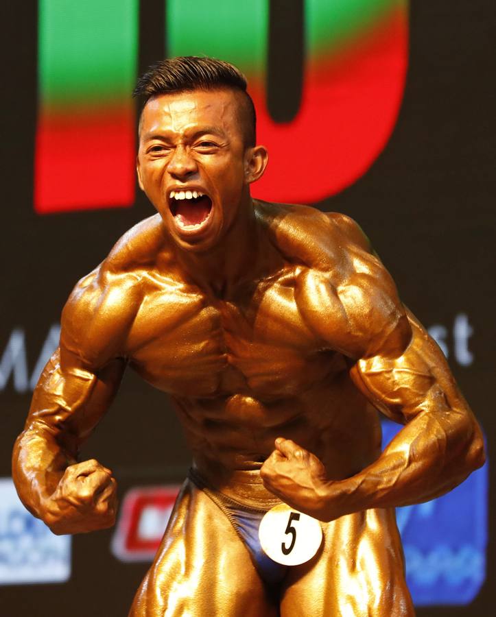 Los participantes exhiben sus bronceados y perfectamente tonificados músculos durante la 16 edición del campeonato de Culturismo y Deportes del Sudeste Asiático celebrado en Yangon (Birmania).