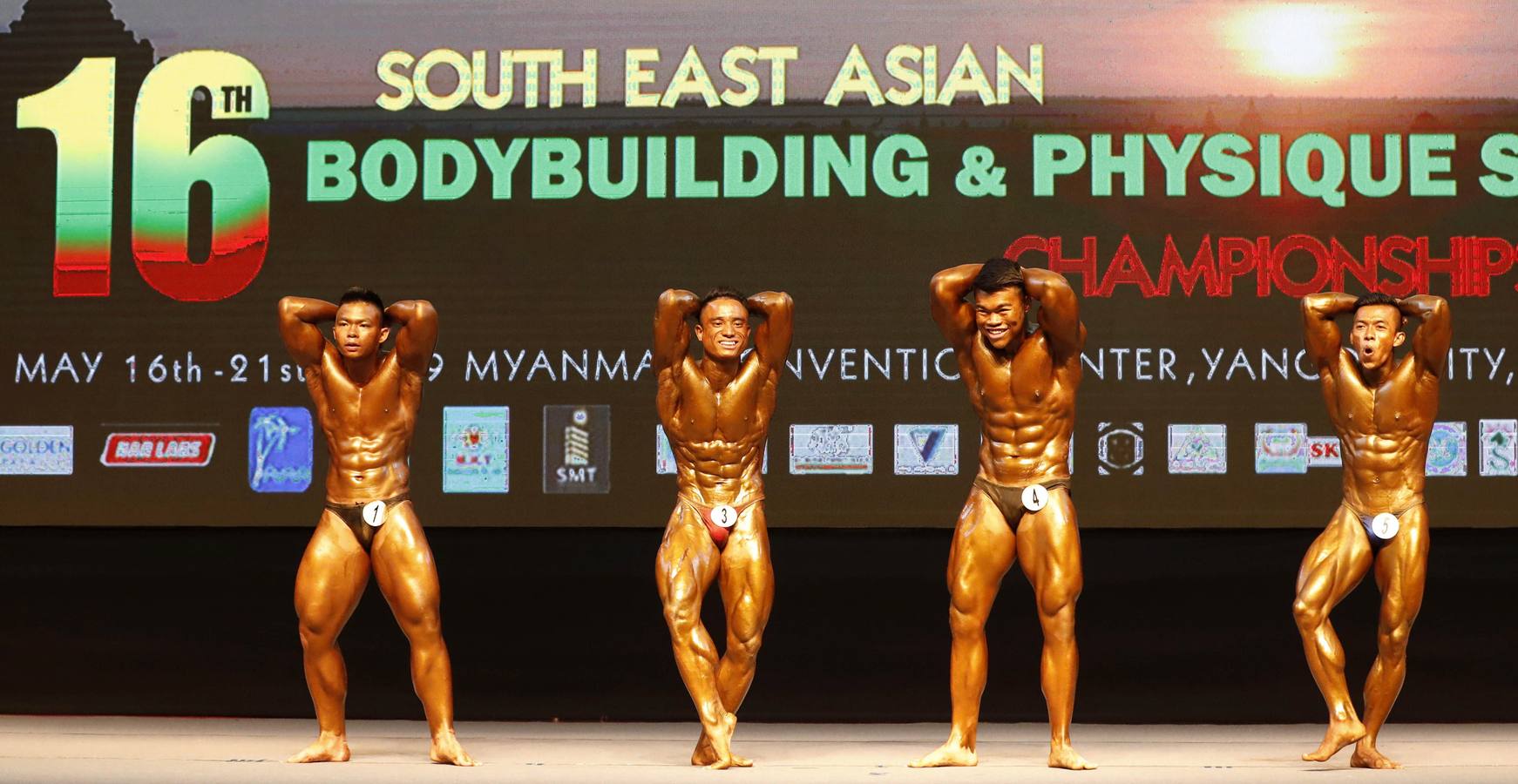 Los participantes exhiben sus bronceados y perfectamente tonificados músculos durante la 16 edición del campeonato de Culturismo y Deportes del Sudeste Asiático celebrado en Yangon (Birmania).