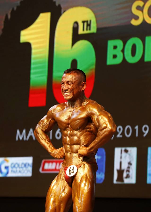 Los participantes exhiben sus bronceados y perfectamente tonificados músculos durante la 16 edición del campeonato de Culturismo y Deportes del Sudeste Asiático celebrado en Yangon (Birmania).
