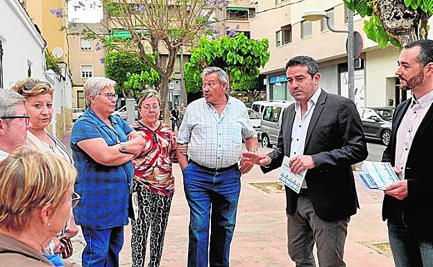 Buendía (2º d), en plena charla con los vecinos. 