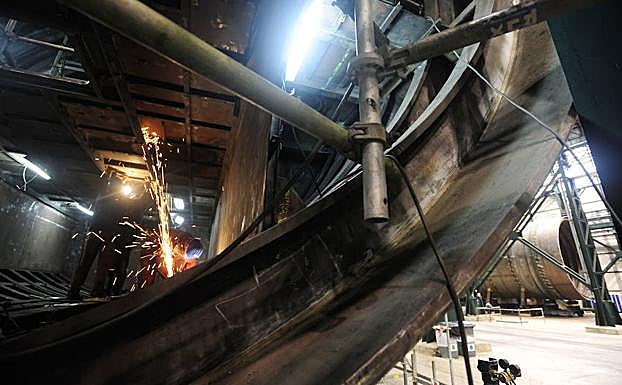 Varios trabajadores soldando en una de las secciones del S-80 en las instalaciones de Navantia en Cartagena, en una foto de archivo. 