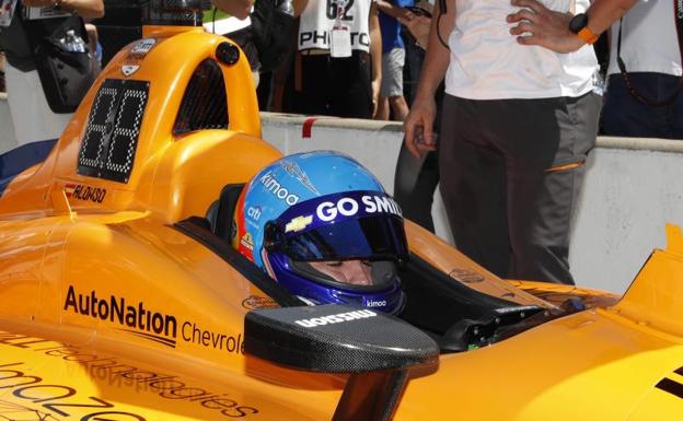 Fernando Alonso, esperando para la sesión de clasificación en Indianápolis el pasado 18 de mayo. 