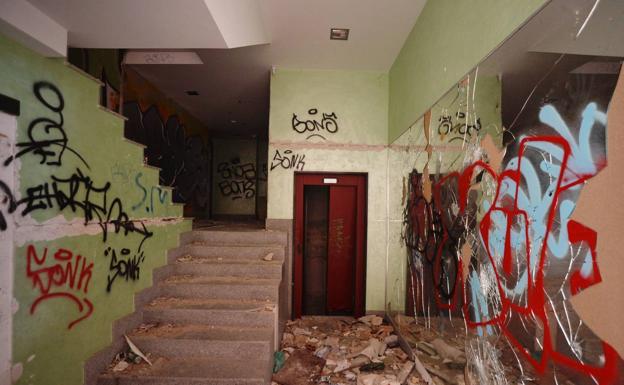 Destrozos y pintadas en el interior del edificio ahora en manos del 'banco malo'. 