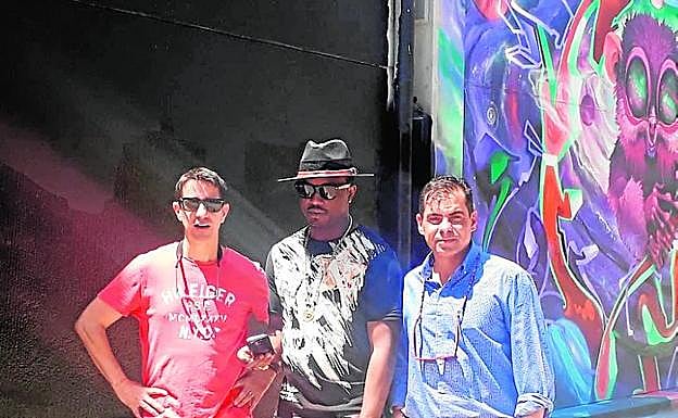 Tres de los artistas autores de los grafitis. 