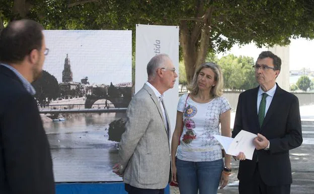 José Ballesta (der.), este jueves, en la presentación del proyecto 'Murcia Río II'.