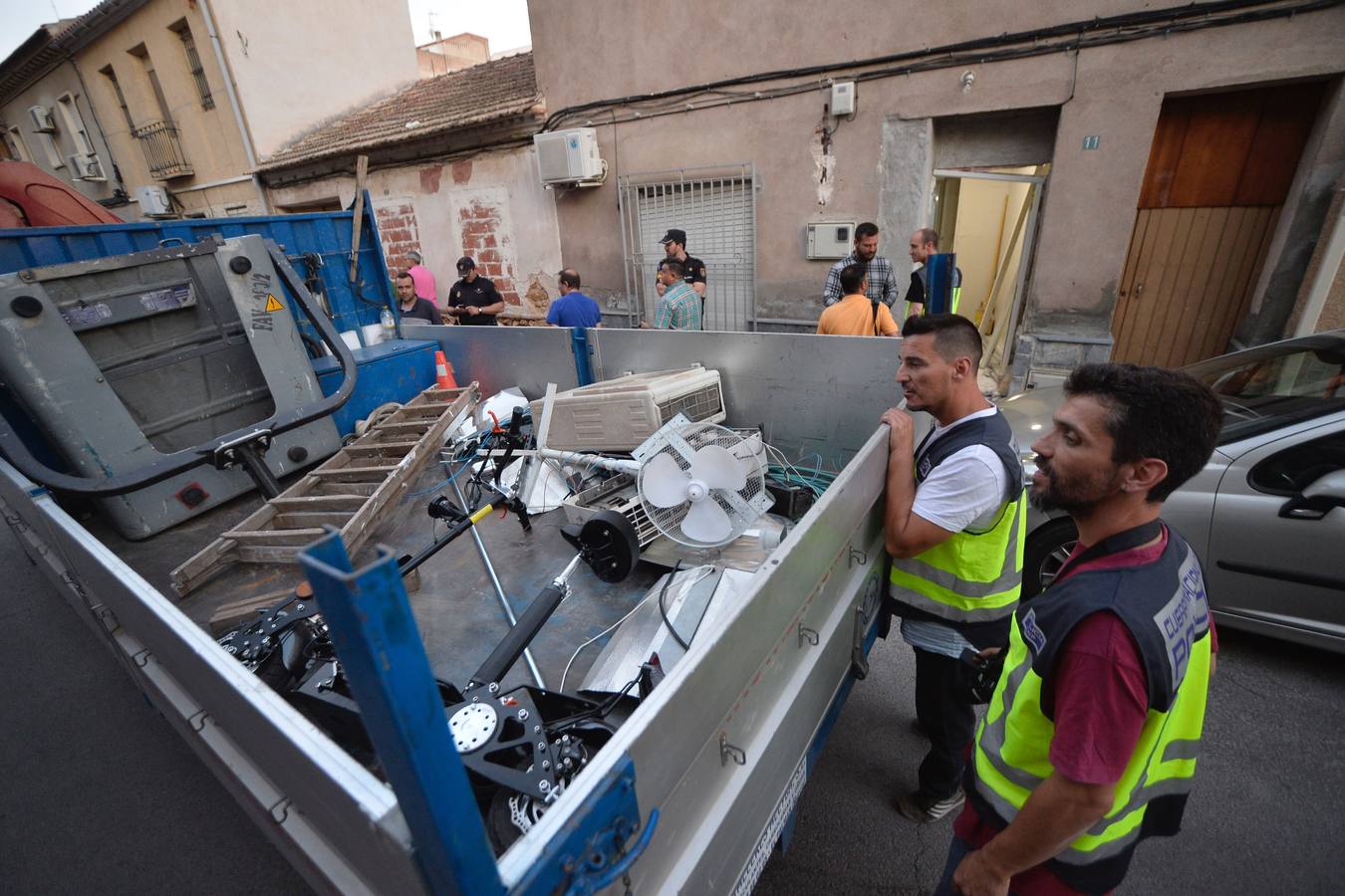 En el registro se detuvo a una persona y se incautaron 20 gramos de hachís, 300 gramos de marihuana, así como útiles para el cultivo de plantas de 'maría'