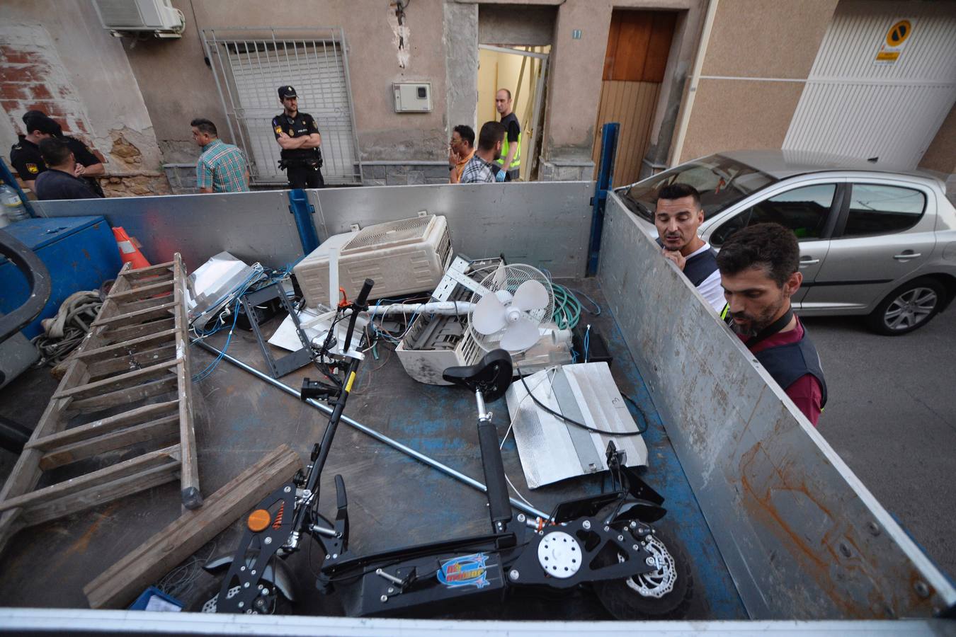 En el registro se detuvo a una persona y se incautaron 20 gramos de hachís, 300 gramos de marihuana, así como útiles para el cultivo de plantas de 'maría'