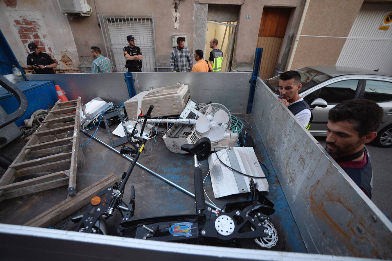 En el registro se detuvo a una persona y se incautaron 20 gramos de hachís, 300 gramos de marihuana, así como útiles para el cultivo de plantas de 'maría'