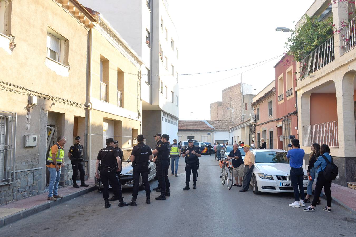 En el registro se detuvo a una persona y se incautaron 20 gramos de hachís, 300 gramos de marihuana, así como útiles para el cultivo de plantas de 'maría'