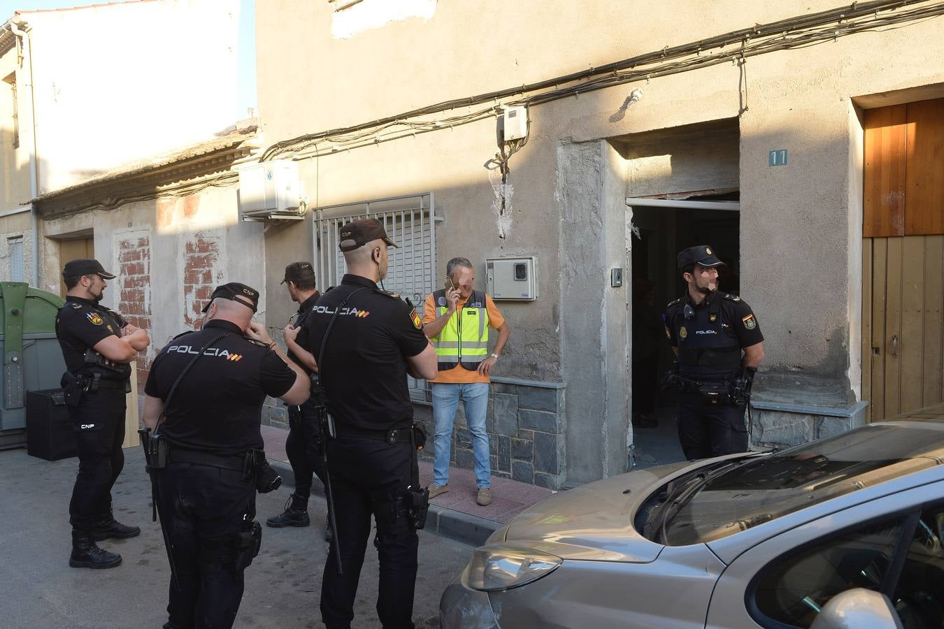 En el registro se detuvo a una persona y se incautaron 20 gramos de hachís, 300 gramos de marihuana, así como útiles para el cultivo de plantas de 'maría'