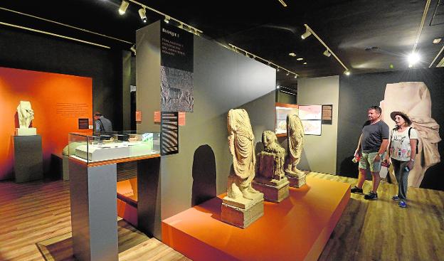 Una pareja de visitantes contempla varias de las esculturas expuestas en el Museo Arqueológico de Murcia, ayer. :: vicente vicéns / agmBusto del emperador Adriano realizado en mármol blanco y procedente de Los Torrejones. 