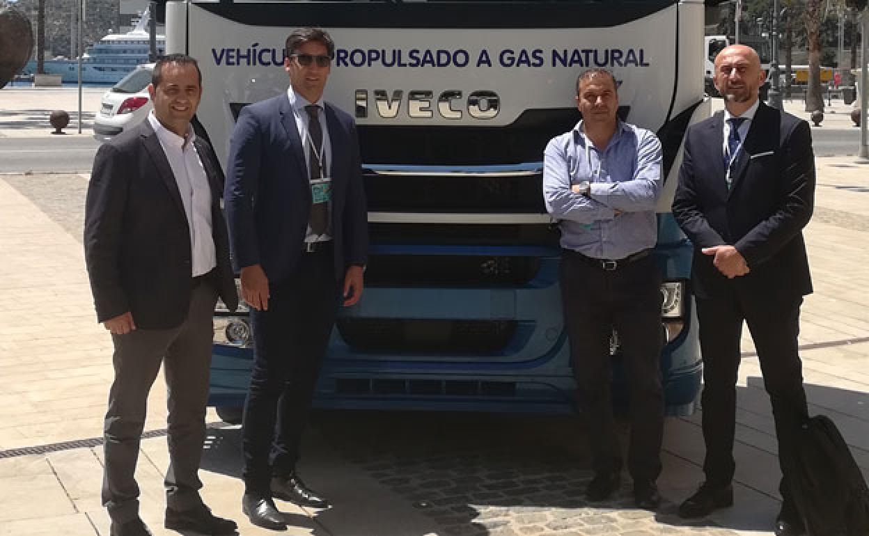 Benito Sandoval, jefe de Ventas de Gines Huertas Industriales, José María Chamizo y Juan Antonio Ruiz, de Iveco España, y Juan Jesús Sánchez Serrano, director general de Disfrimur.