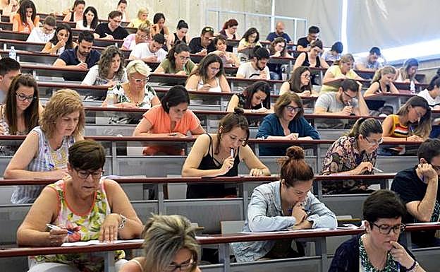 Imagen de archivo de un examen de oposición en Murcia. 