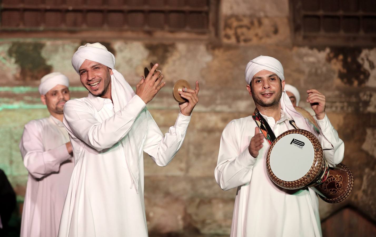 Bailarines egipcios hacen girar una falda de tanoura durante el Festival Ramadán en el Palacio de Al Ghoury, en El Cairo. Al Tanoura suele ser bailada por musulmanes sufíes y es una práctica espiritual donde girar y descartar tres faldas representa el movimiento circular del mundo. 