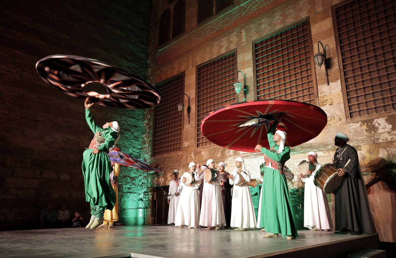 Bailarines egipcios hacen girar una falda de tanoura durante el Festival Ramadán en el Palacio de Al Ghoury, en El Cairo. Al Tanoura suele ser bailada por musulmanes sufíes y es una práctica espiritual donde girar y descartar tres faldas representa el movimiento circular del mundo. 