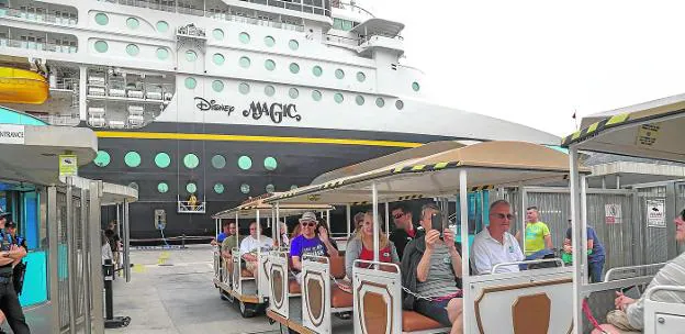 Turistas del barco 'Disney Magic', en el tren turístico, saliendo de la terminal del muelle de cruceros. 