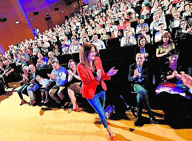La candidata del PP, Patricia Fernández, anoche, recibe el aplauso de militantes y simpatizantes en el teatro Villa de Archena. 