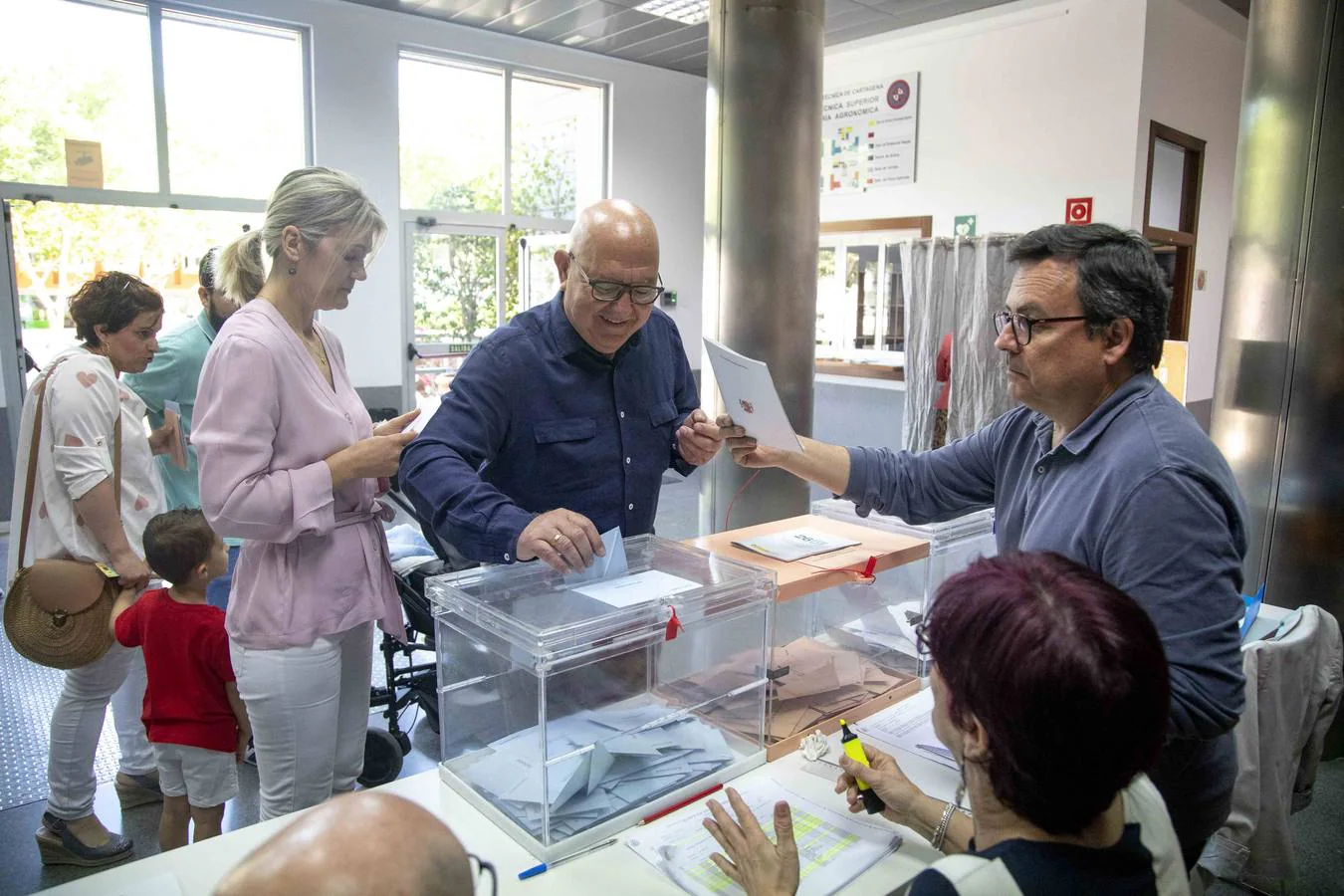 Todas las mesas electorales de la ciudad portuaria han abierto sin incidencias