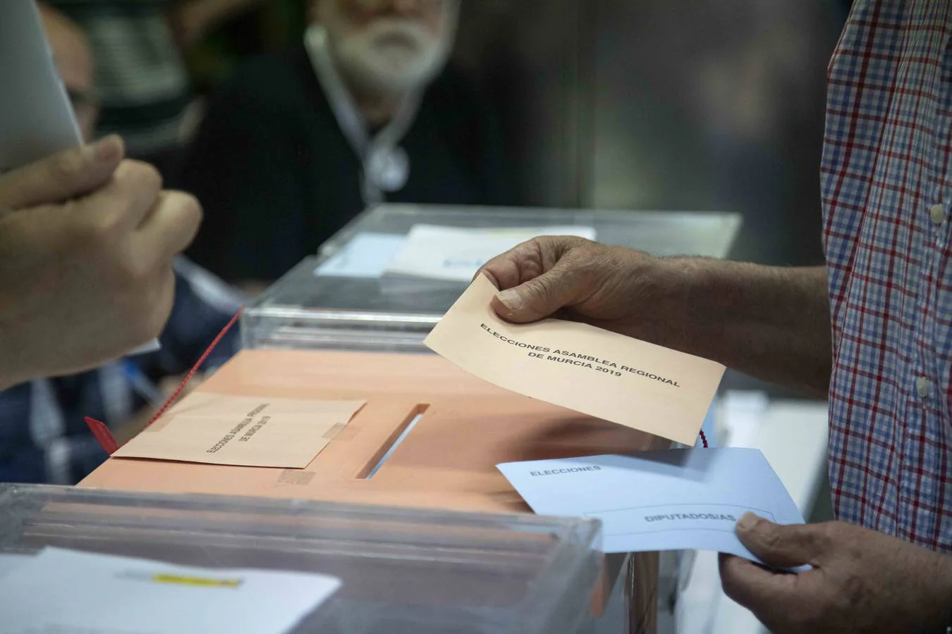 Todas las mesas electorales de la ciudad portuaria han abierto sin incidencias