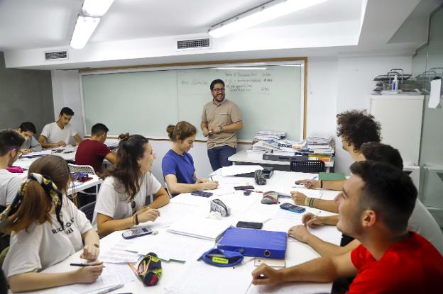 José Luis Reverte imparte una clase, en su academia de la calle Jiménez de la Espada, a un grupo de alumnos. 