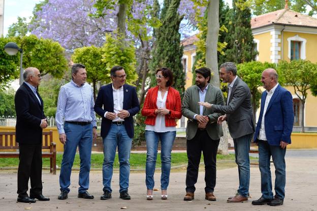 Alberto Garre (Somos Región), Pascual Salvador (Vox), Diego Conesa (PSOE), Isabel Franco (Cs), Fernando López Miras (PP), Óscar Urralburu (Podemos-Equo) y José Luis Álvarez- Castellanos (Cambiar la Región de Murcia) charlan ayer en el jardín de la Pólvora, en Murcia. 