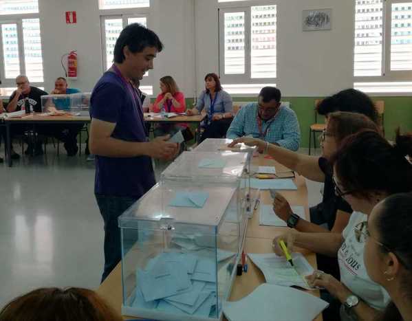 David López, cabeza de lista de Podemos en Águilas, ejerce su derecho a voto.