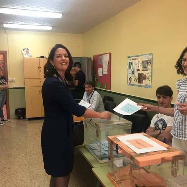 La candidata a la alcaldía de Bullas por el PP, María Antonia Abril, ejerciendo su derecho al voto