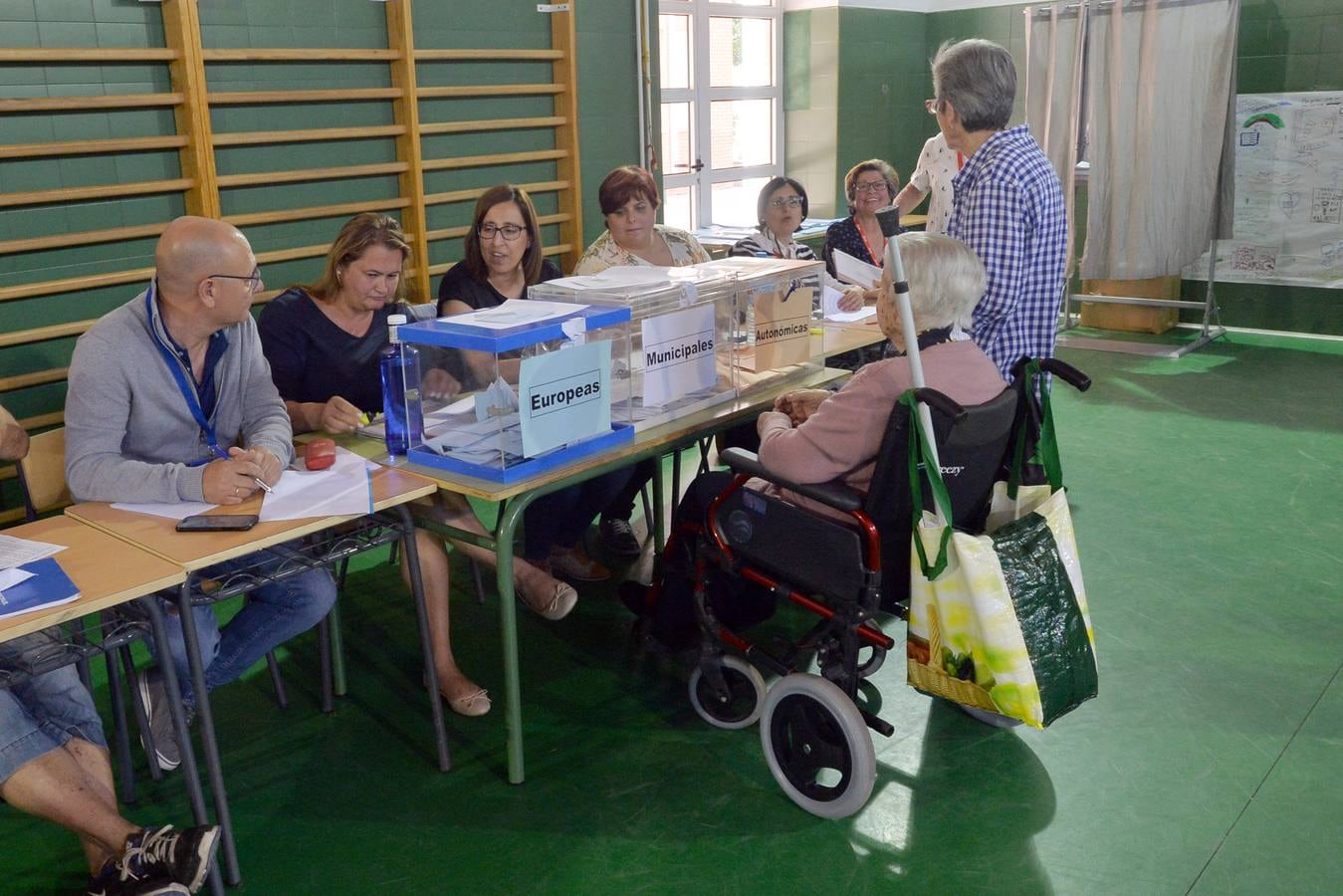 Fernando López Miras ejerce su derecho al voto en Lorca junto a resto de vecinos.