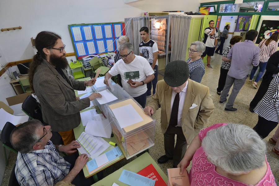 Las mesas electorales de la capital del Segura han abierto sin incidencias