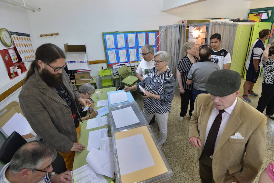 Las mesas electorales de la capital del Segura han abierto sin incidencias