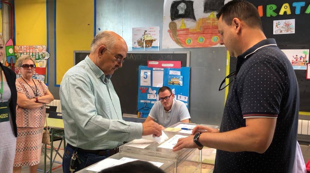 Alberto Garre, candidato de Somos Región a la Asamblea Regional, ha votado en Torre Pacheco.