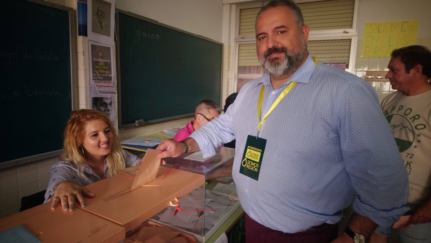 El candidato de Somos Región a la Alcaldía de Cartagena, Pedro Sabiote, ejerce su derecho el voto.