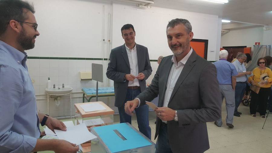 Óscar Urralburu, candidato de Podemos-Equo a la Presidencia, que ha votado esta mañana en Murcia.