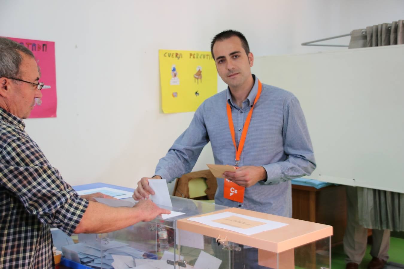 Ginés Pedro Tora, candidato de Ciudadanos en Jumilla, ejerce su derecho al voto.