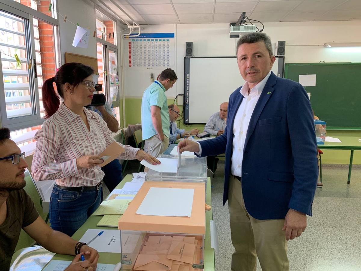 El candidato de VOX a la presidencia de la comunidad de la Región de Murcia, Pascual Salvador,ejerce su derecho a voto en el barrio de La Flota de Murcia.