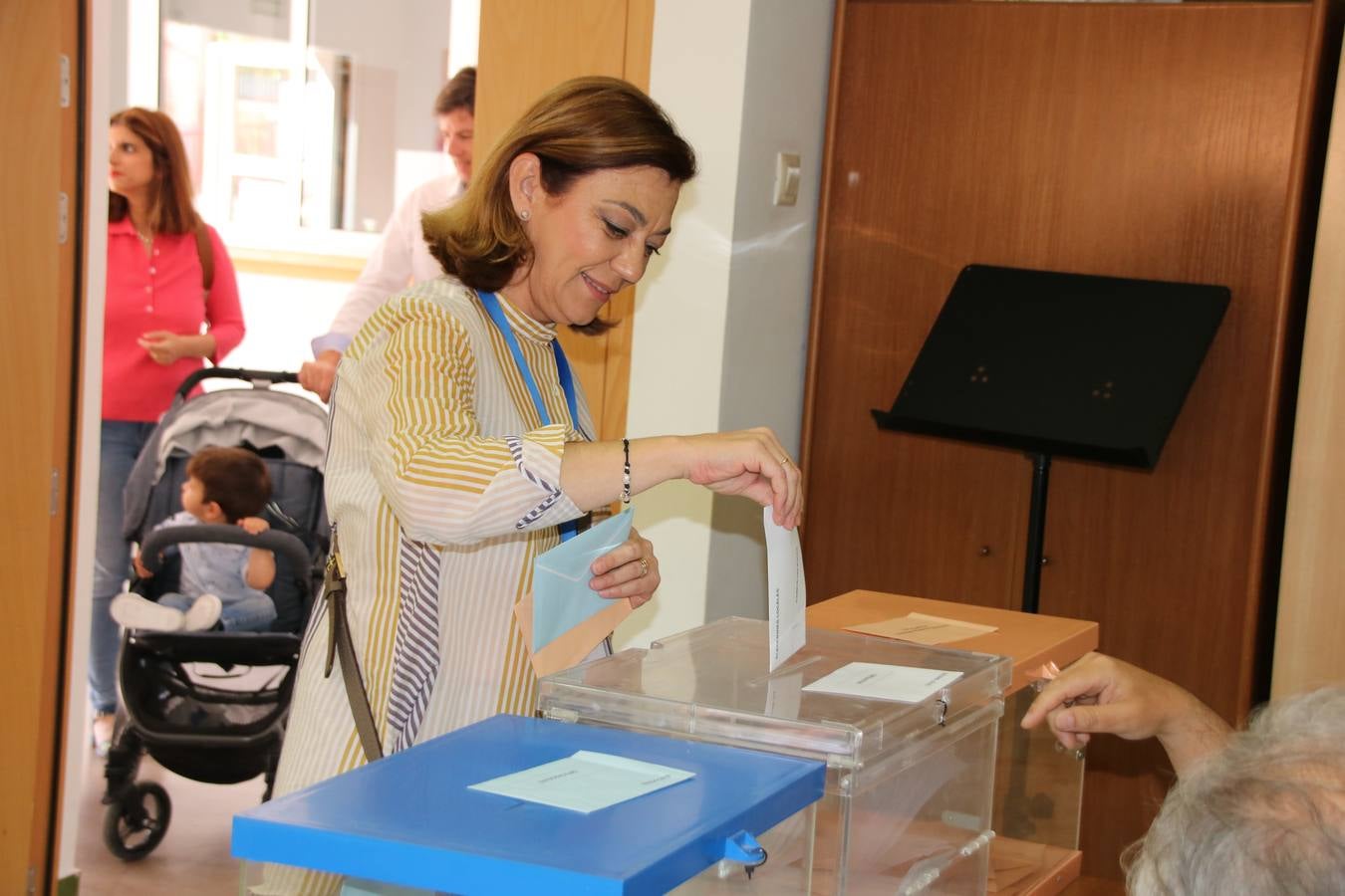 Seve González, candidata por el PP de Jumilla vota en la Escuela de Música.