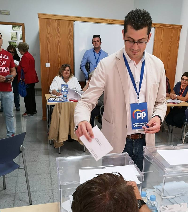 El alcaldable de Polop José Luis Susmozas (PP) ha ejercido su derecho al voto a las 11:00 horas de esta mañana en la mesa B del colegio electoral del edificio Multiusos.