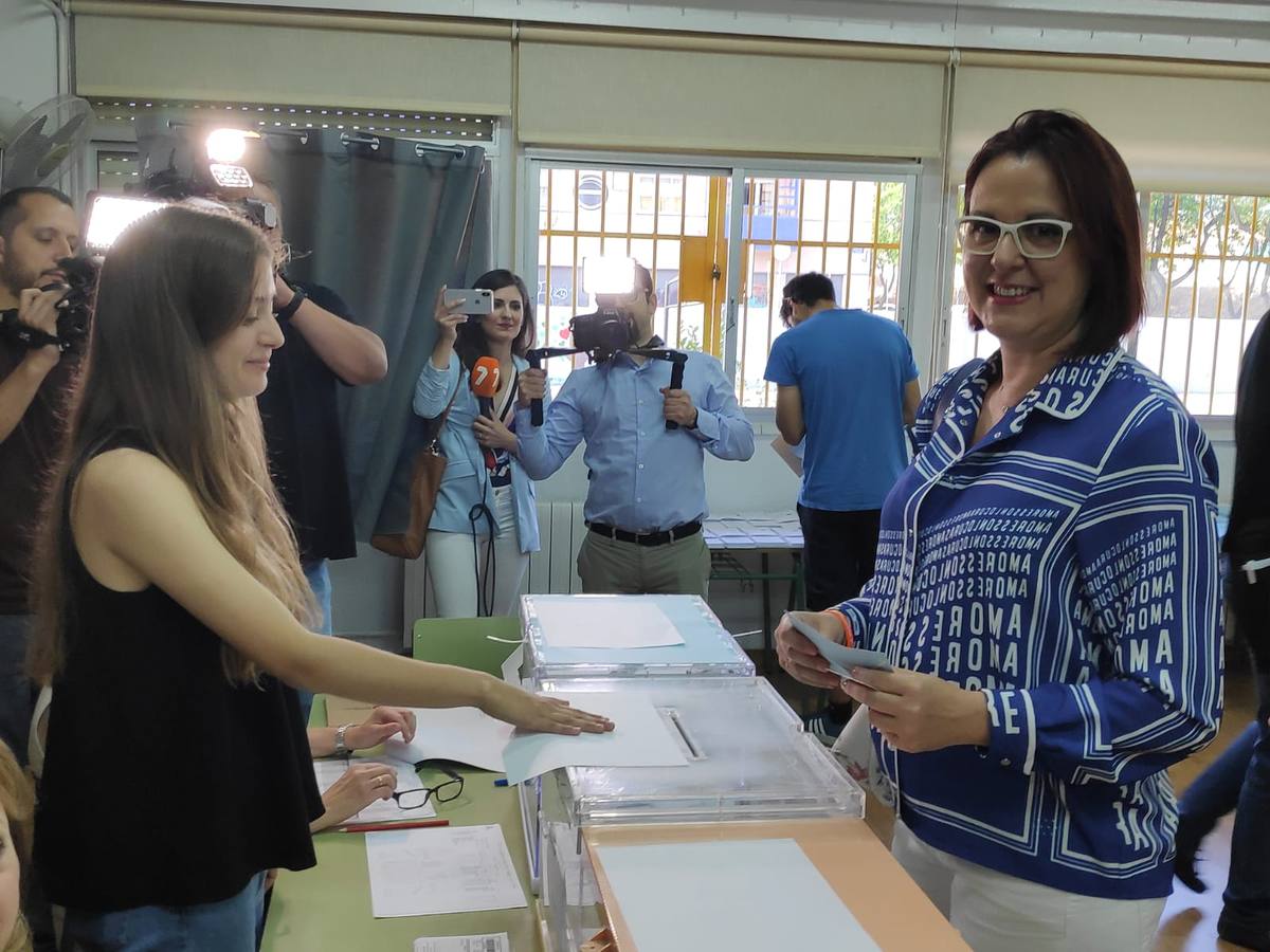 Isabel Franco, candidata de Ciudadanos a la Presidencia de la Comunidad Autónoma ha ejercido su derecho al voto en el CEIP San Andrés de Murcia.