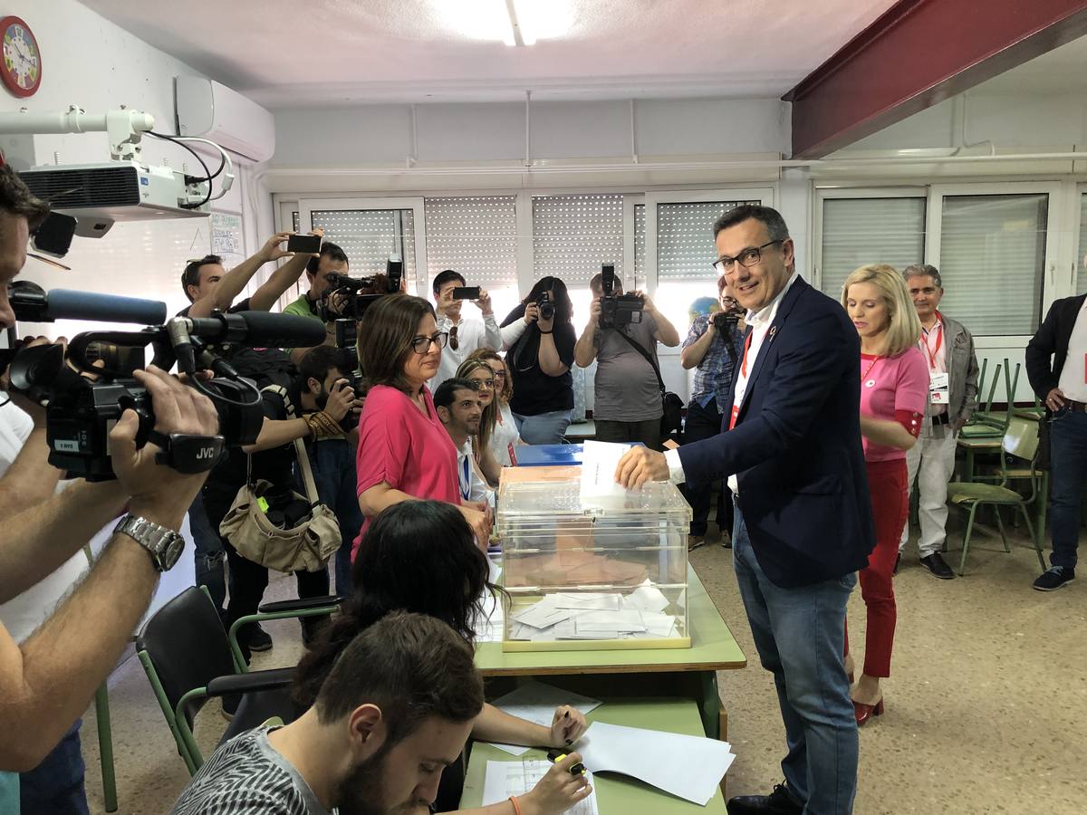 Diego Conesa ha votado a las 10 de la mañana en el colegio Principe de España de Alhama.