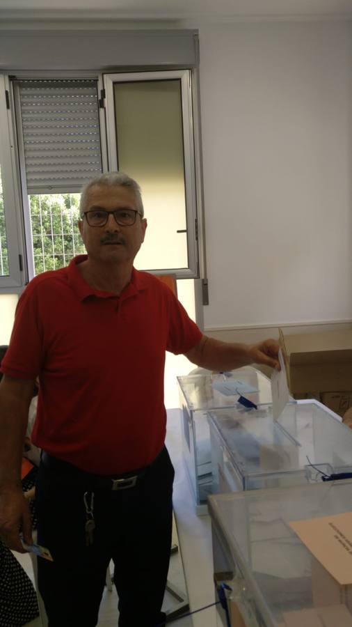 El candidato de IU en Campos del Río, Joaquín Jesús Moreno, ha ejercido su derecho al voto en el colegio San Juan Bautista.