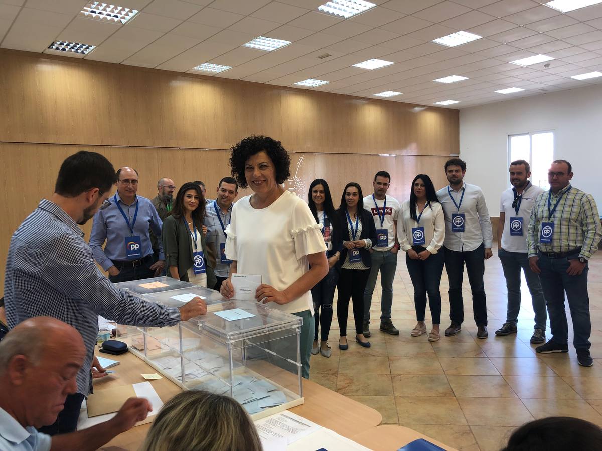 La alcaldesa y candidata a la reelección del Partido Popular de Puerto Lumbreras, Mª Ángeles Túnez, ha ejercido a las 09.15 horas su derecho al voto en el colegio electoral del Centro Social de la Ermita, ubicado en la pedanía de El Esparragal.
