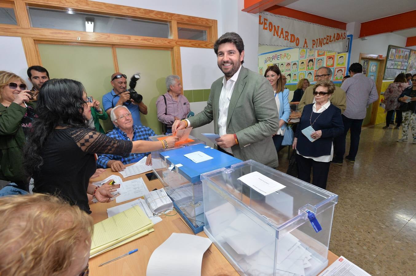 Fernando López Miras, presidente de la Comunidad Autónoma de la Región de Murcia y candidato del PP, ha votado en Lorca. 