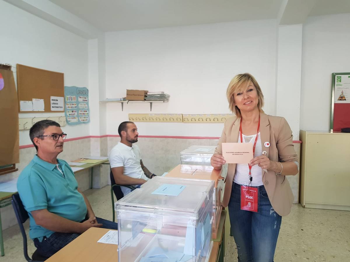 La Alcaldesa y candidata del PSOE a la alcaldía de Campos del Río, María José Pérez Cerón, votando en el colegio San Juan Bautista, de Campos del Río.