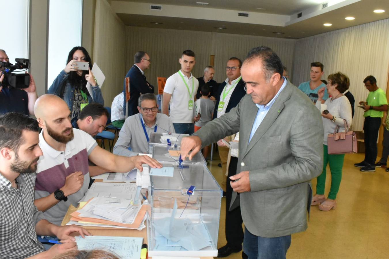Jorge Sánchez, candidato de Vox en Caravaca, ha depositado su voto en el Conservatorio de Música. 
