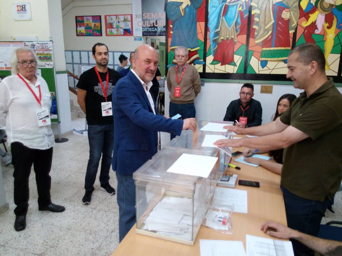 José Luis Álvarez Castellanos, candidato de Cambiar la Región de Murcia en las autonómicas, ha votado en instituto Ortega y Rubio de Mula. 