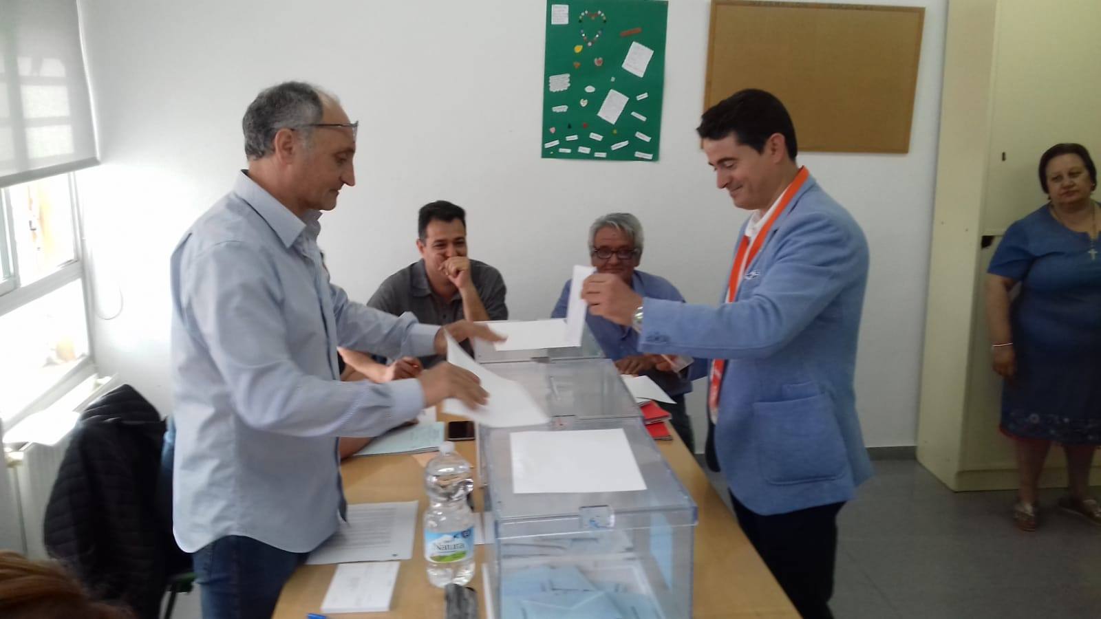 José Luis Casales, candidato a la alcaldía de Albudeite por Ciudadanos, ha votado en el colegio Vvirgen de los Remedios 