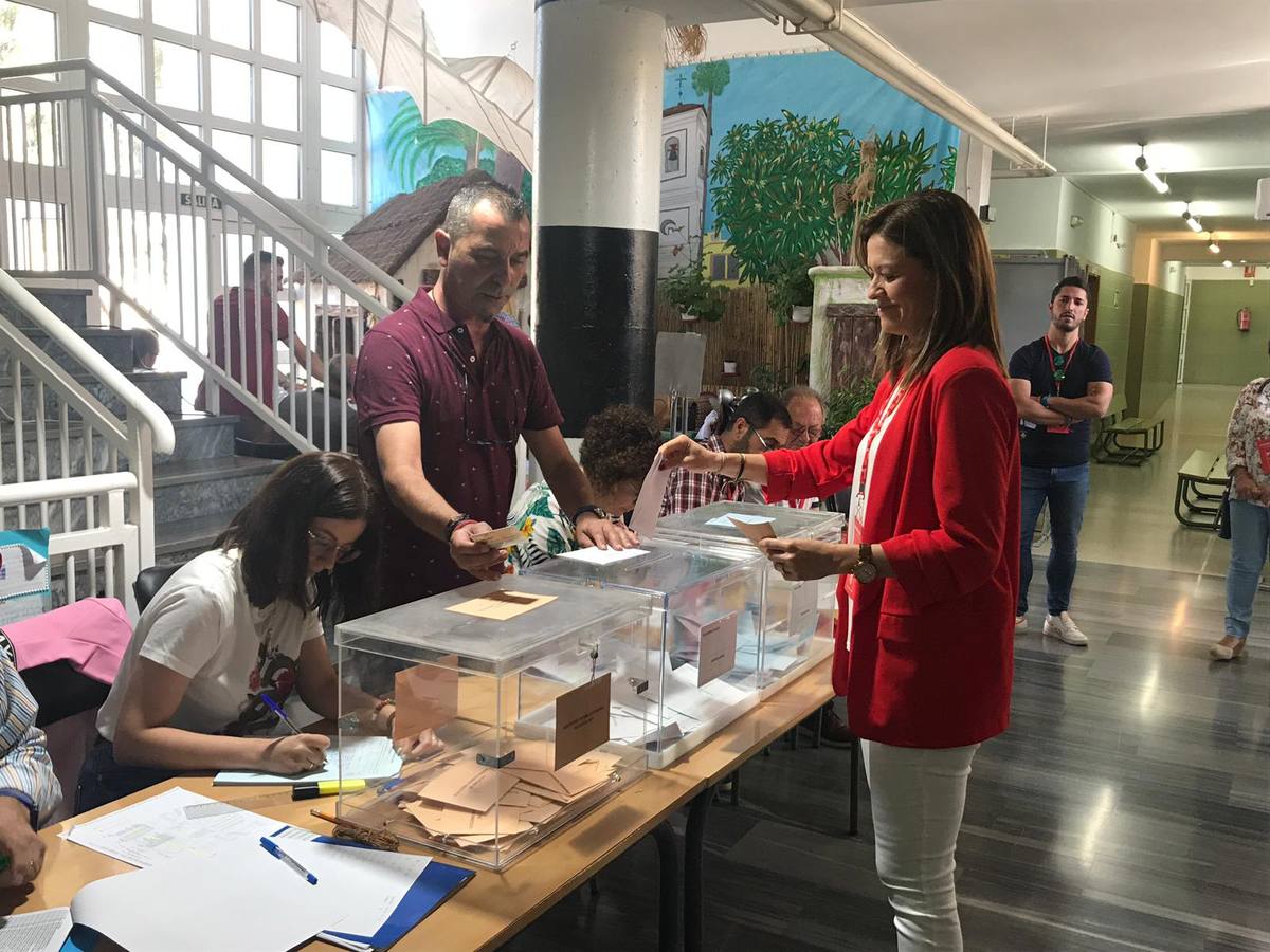 La Alcaldesa de Águilas y candidata por el PSOE , Mari Carmen Moreno, ha depositado la papeleta en el colegio Las Lomas. 